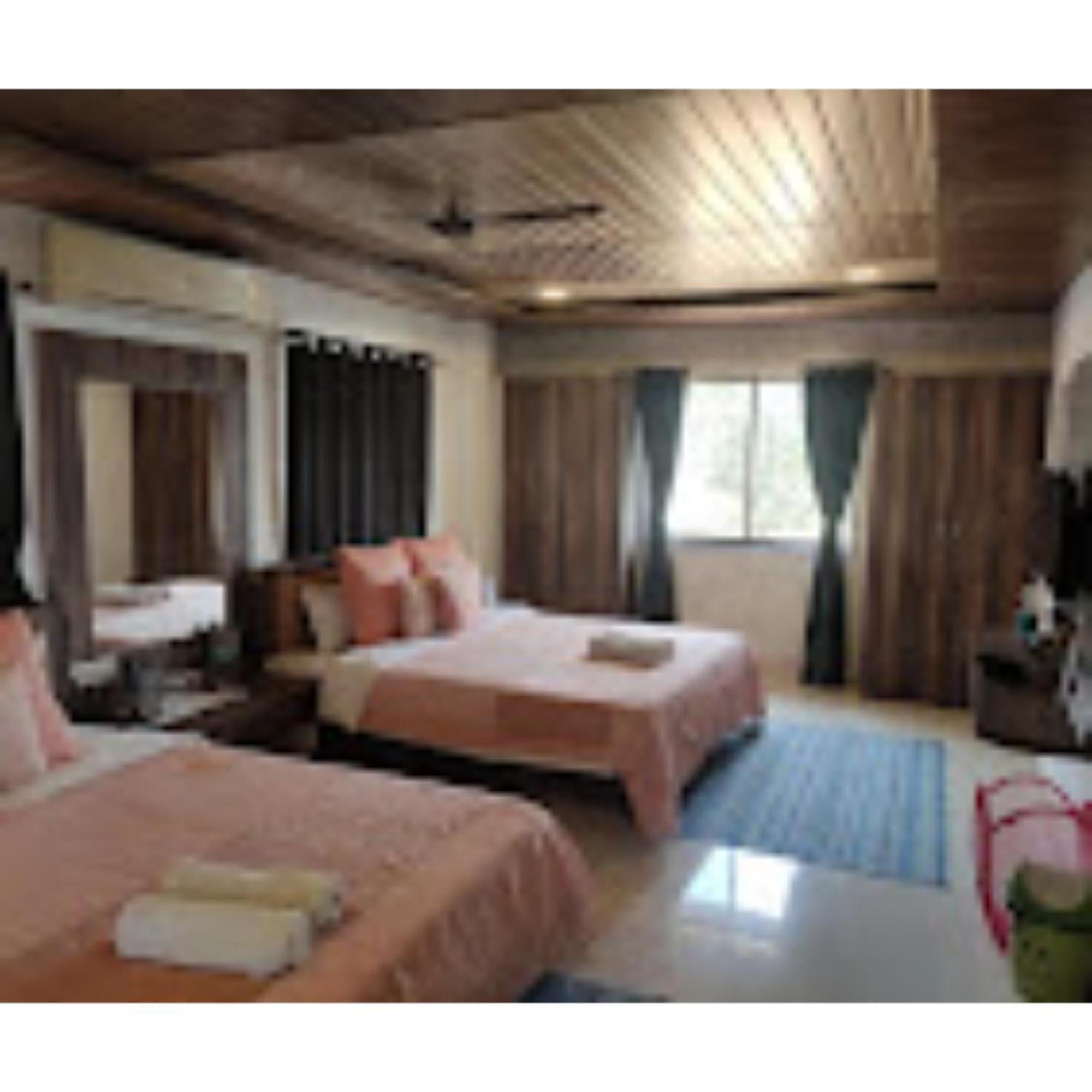 Strawberry County Hotel พันช์กานี ภายนอก รูปภาพ